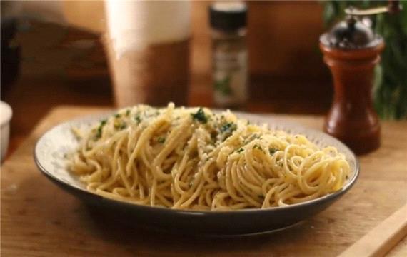 آموزش طرز تهیه ماکارونی پنیری پیاز همراه با لیمو و جعفری