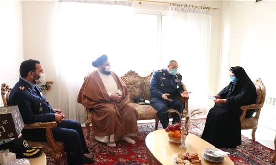 فرمانده نیروی هوایی ارتش با خانواده‌های خلبانان شهید دیدار کرد