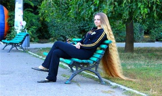 دختر اوکراینی که موهایش از خودش بلندتر شده اند