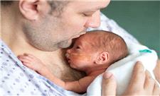 کاهش اضطراب پدران از طریق تماس پوستی با نوزاد