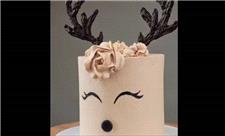 یه کیک تولد جذاب با شاخ های گوزنی