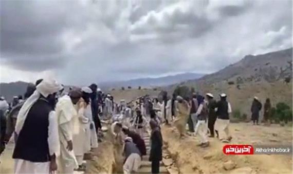 خاکسپاری دسته‌جمعی جان‌باختگان زلزله در افغانستان