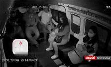 کتک زدن سارق مسلح در مینی بوس توسط مسافران