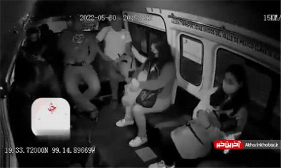 کتک زدن سارق مسلح در مینی بوس توسط مسافران