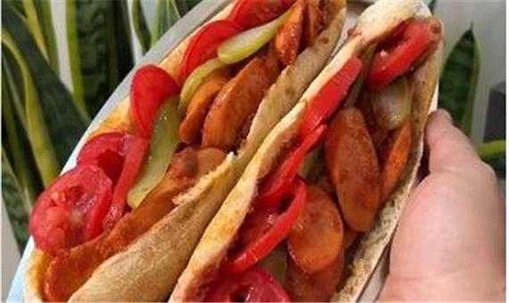 ساندویچ خاطره انگیز خوراک سوسیس خیارشور