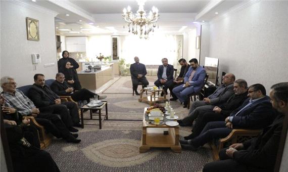 دیدار مشاور شهردار تهران و شهرداران مناطق 6 و 21 با خانواده شهید خدمت عبدالرضا داودی