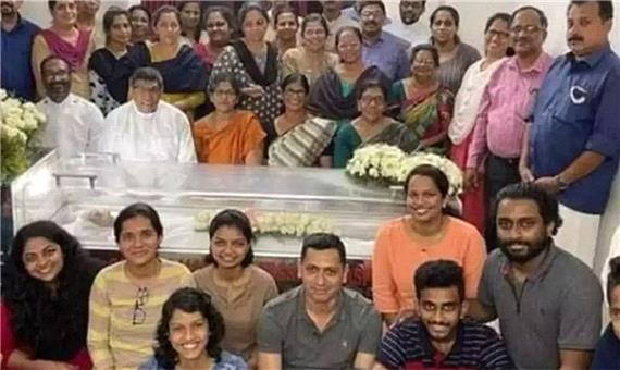 عکس خندان یک خانواده هندی با تابوت مادرشان خبرساز شد!