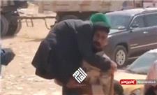 نظامی عراقی زائر سالخورده ایرانی را اینگونه روی دوش خود می برد