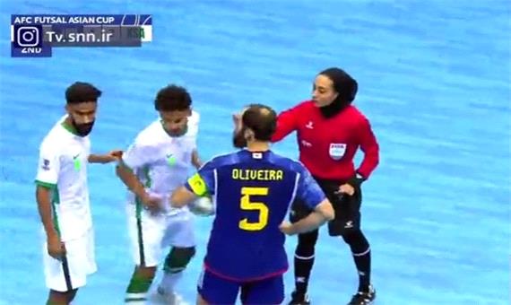 لحظاتی از قضاوت بازی عربستان و ژاپن توسط داور زن ایرانی