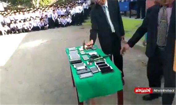 مجازات گوشی آوردن دانش آموزان در یکی از مدارس اندونزی