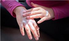 اگر پوست دست‌هایتان خشک می‌شود این کارها را انجام دهید