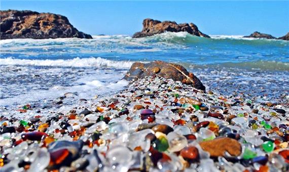 آرامش ساحل سنگ‌های شیشه ای جزیره کیش