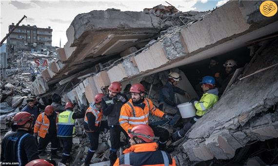 بیرون کشیدن پیرترین فرد نجات یافته از زلزله مهیب ترکیه!