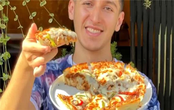 پیتزا آمریکایی اصیل با گوشت سینه بوقلمون