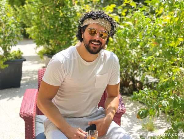 عکس پاییزی سینا مهراد و خانواده اش در یک باغ زیبا