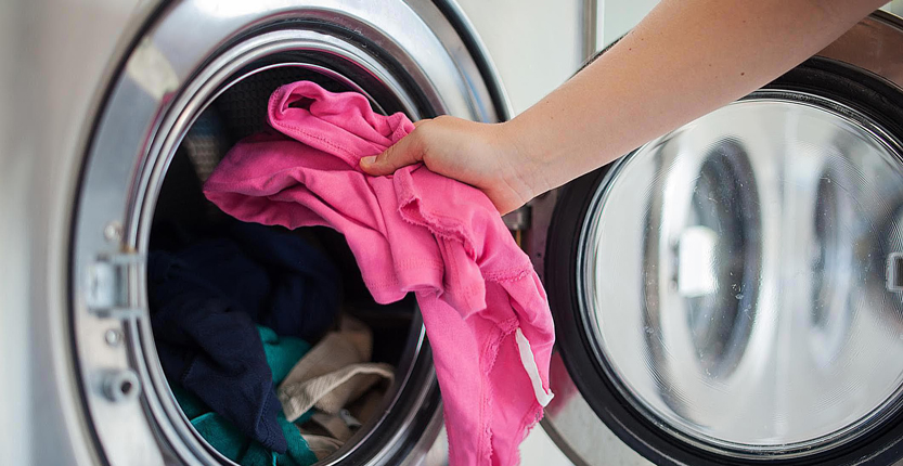 آیا قبل از شستن لباس ها در لباس شویی باید آن‌ها را جدا کنیم؟
