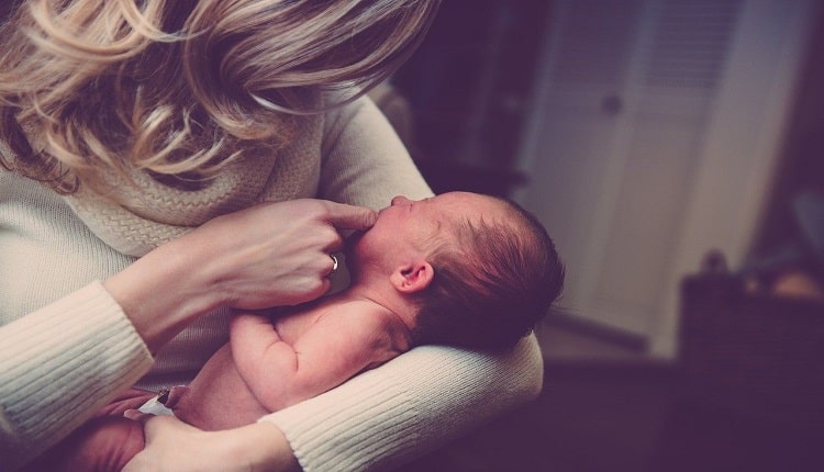 13 علت شیر نخوردن نوزاد و راه حل های مناسب آن