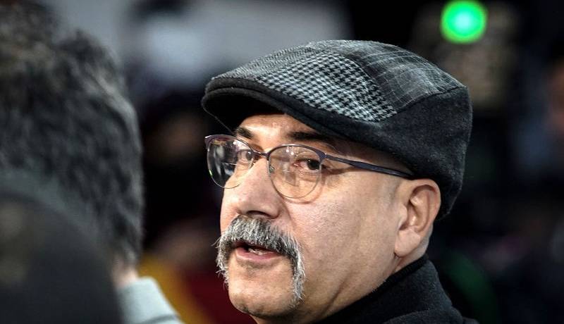 کارگردان «گل‌های باوارده»: نسخه به نمایش درآمده مزخرف است