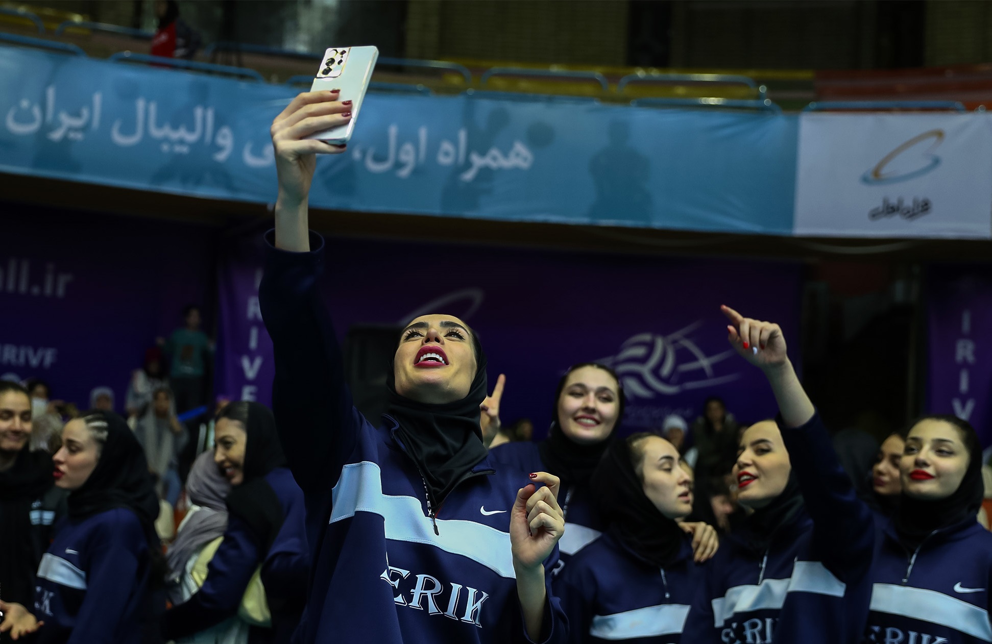 آزمون: من را بیرون انداختند/ روی زخم‌ ما نمک پاشیدند!