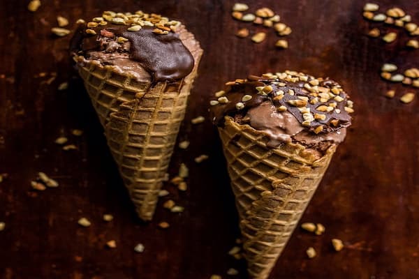 این بستنی ده هیچ بستنیهای بیرون رو میزنه