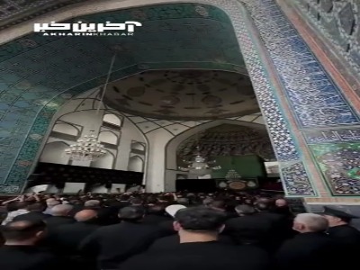لحظاتی از عزاداری هماهنگ زائران یزدی در ایوان مقصوره مسجد گوهرشاد