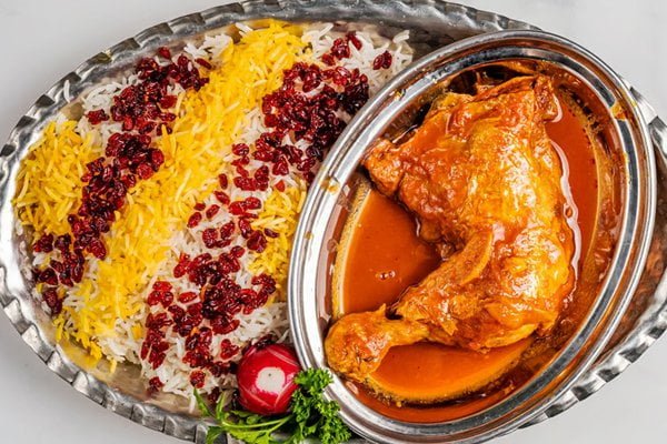 زرشک پلو با مرغ زعفرانی، یک غذای کامل و شیک