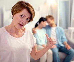 با دخالت های مادرزن در زندگی چه کنیم؟ یک راه حل عالی