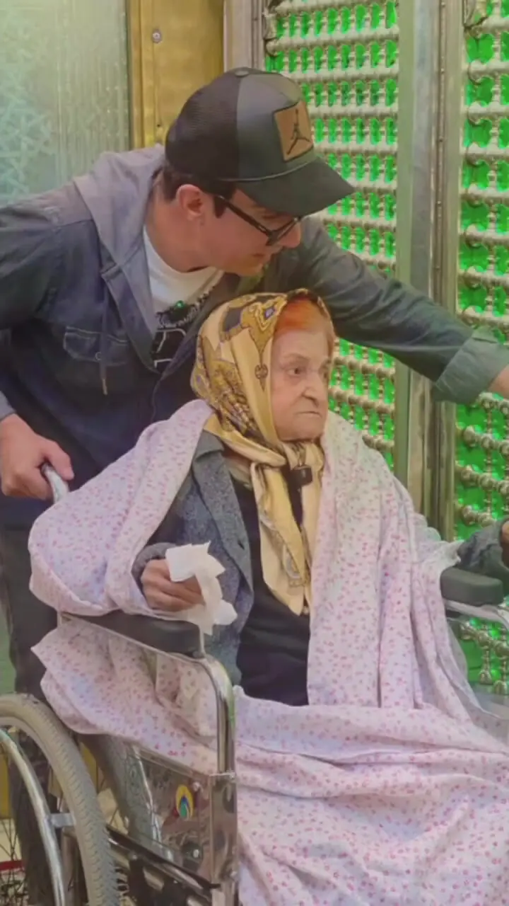 تصویری از عموپورنگ و مادرش در یک مکان مذهبی