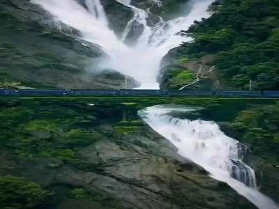 عبور قطار از دل آبشار