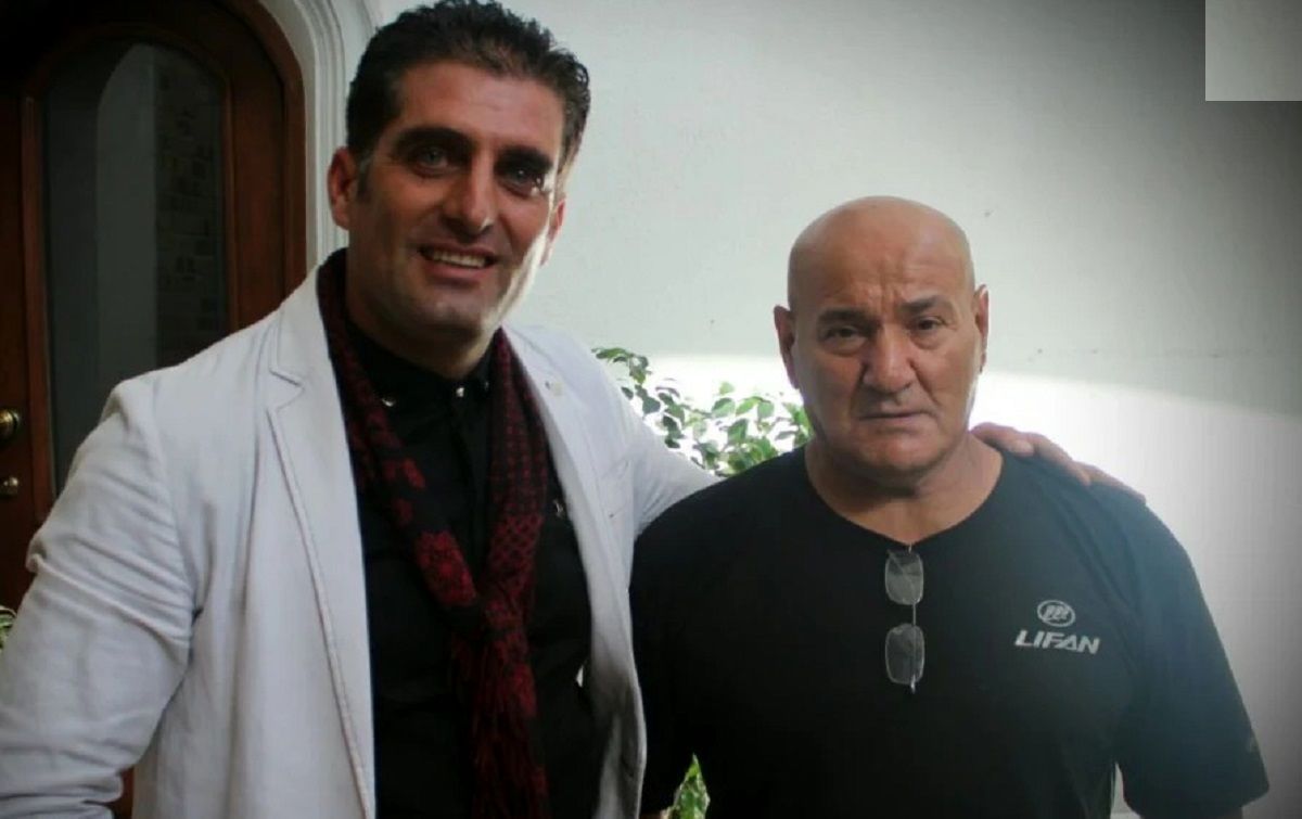 سفر در زمان؛ «صفر کشکولی» در حال فیگور گرفتن در مسابقات پرورش اندام در کویت؛ سال ۴۱/ عکس