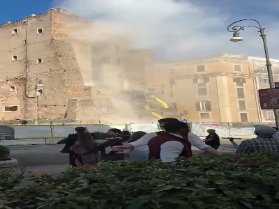لحظه فرو ریختن یک برج قرون وسطایی در رم