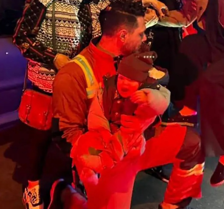 فیلم لحظات نفس گیر نجات ۷ نفر از جمله کودک ۲ ساله در آتش‌سوزی