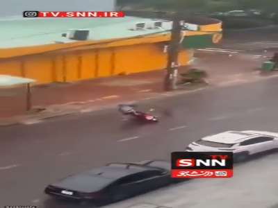 افتادن مرد موتورسوار بر اثر شدت طوفان در ویتنام