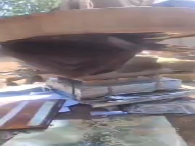 قدرت یک آهنربای الکتریکی قوی در جذب ورق فولادی__گویی اسکناس ورق می‌زنه!!!