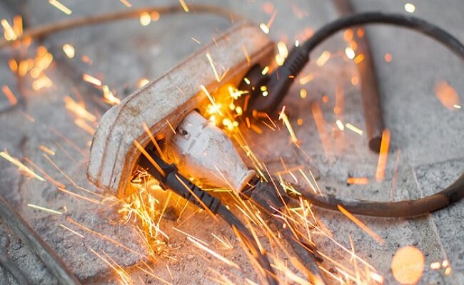 برق‌گرفتگی یک دانش‌آموز هنگام بازی در مدرسه