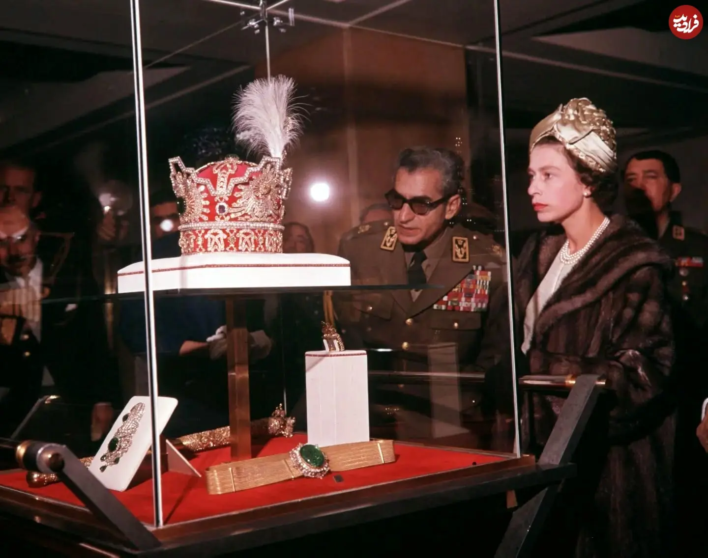 سفر در زمان؛ «ملکه الیزابت و محمدرضا پهلوی» در حال بازدید از جواهرات سلطنتی ایران؛ سال ۱۳۳۹