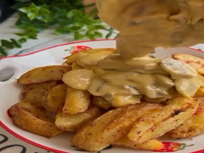 طرز تهیه سیب زمینی با سس قارچ