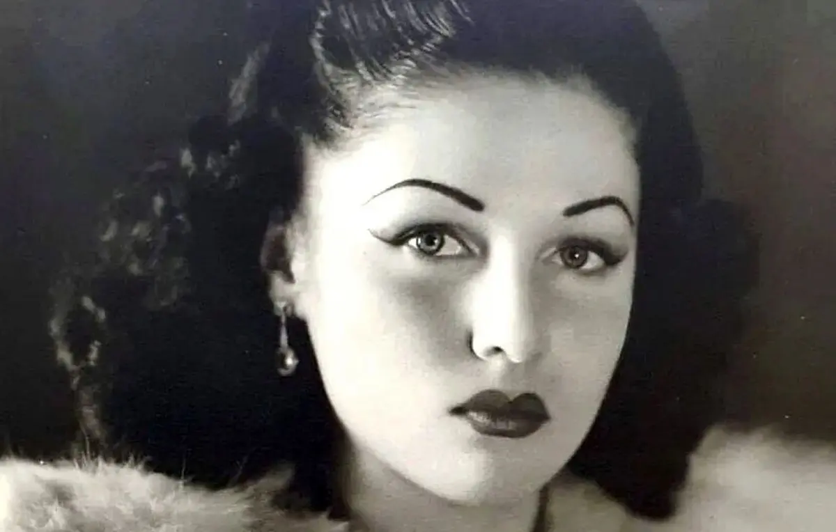 سفر در زمان؛ «محمدرضا پهلوی» در حال گفتگو با همسر اول و مصری اش در سعدآباد؛ سال ۱۳۲۱/ عکس