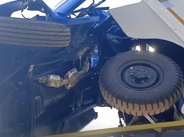 تصادف عجیب زیر یک پل؛ نیسان آبی، شاسی تریلی را خرد کرد!