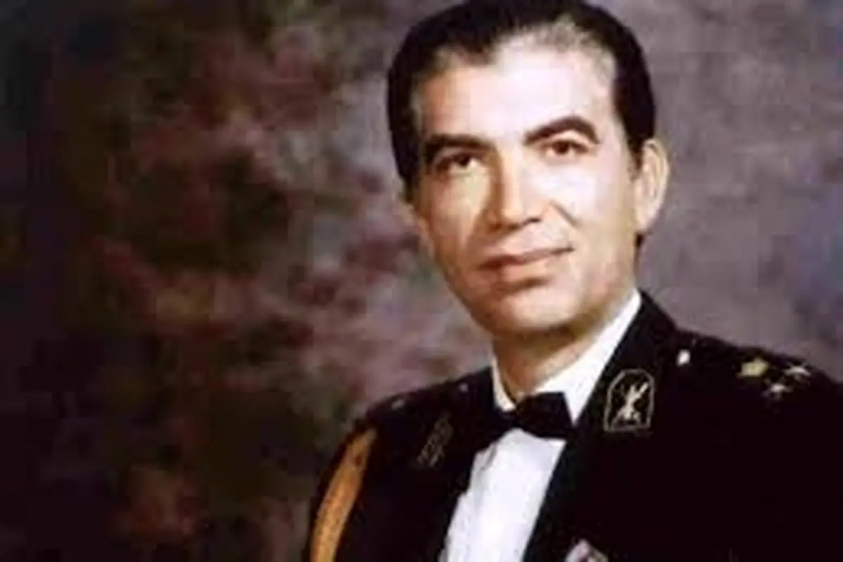 سفر در زمان؛ «غلامرضا فرزند ششم رضاخان» در حال فیلمبرداری با یک دوربین براون؛ دهه ۴۰