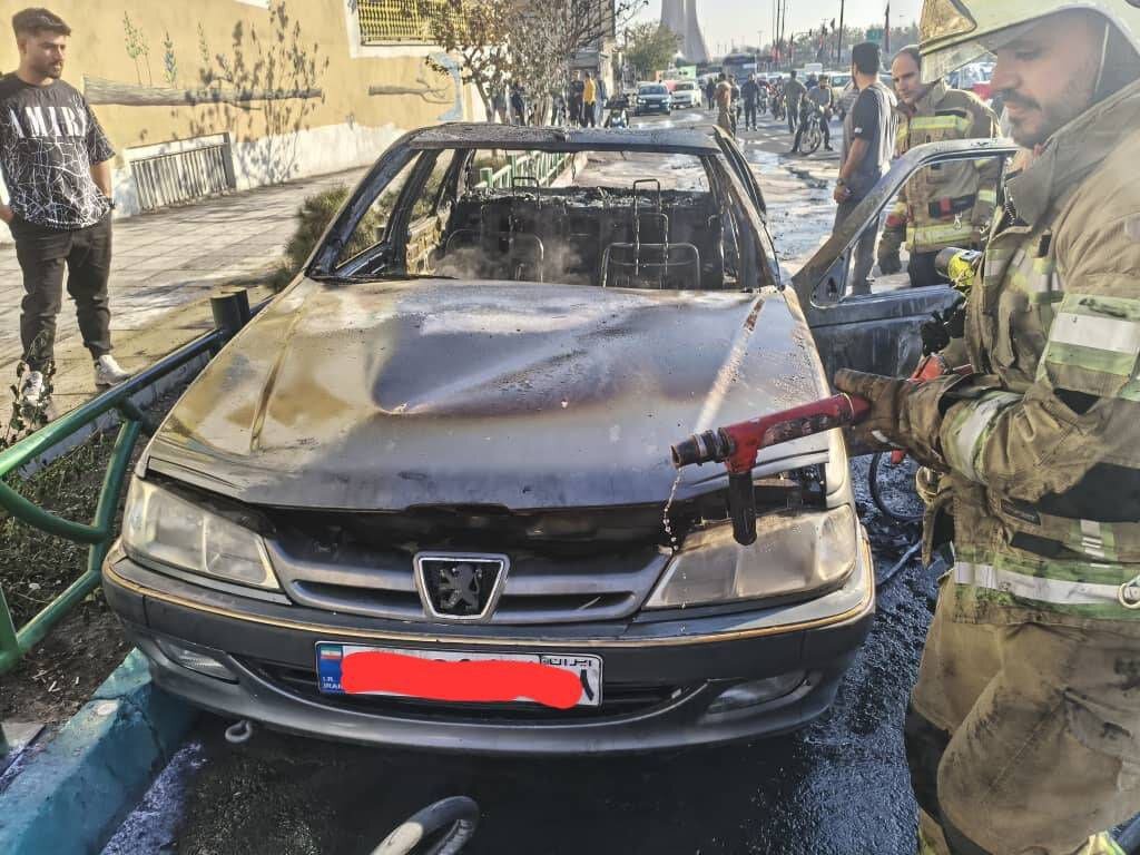 آتش‌سوزی ناگهانی پژو در میدان آزادی