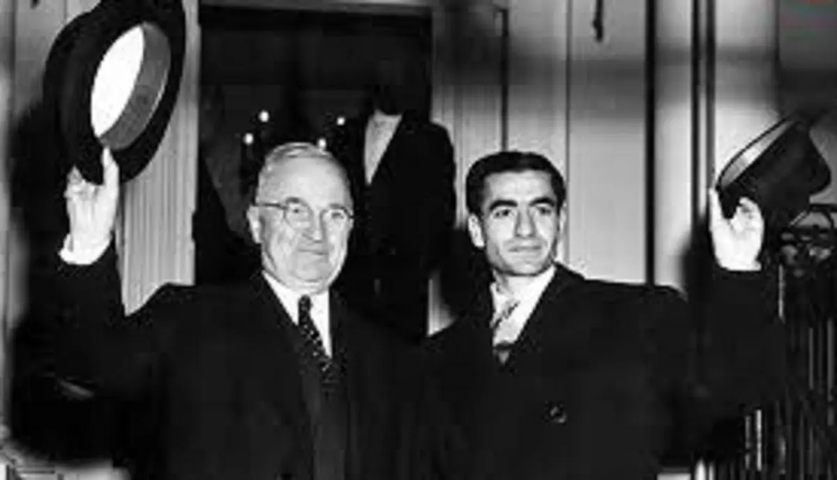 سفر در زمان؛ «محمدرضا پهلوی» و «شهردار تهران» در کنار برج شهیاد؛ سال ۵۰