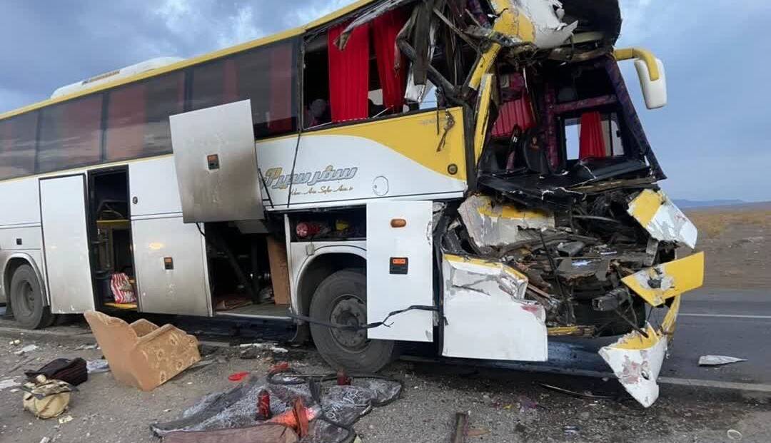 برخورد اتوبوس با تریلی ۲۸ مصدوم بر جای گذاشت