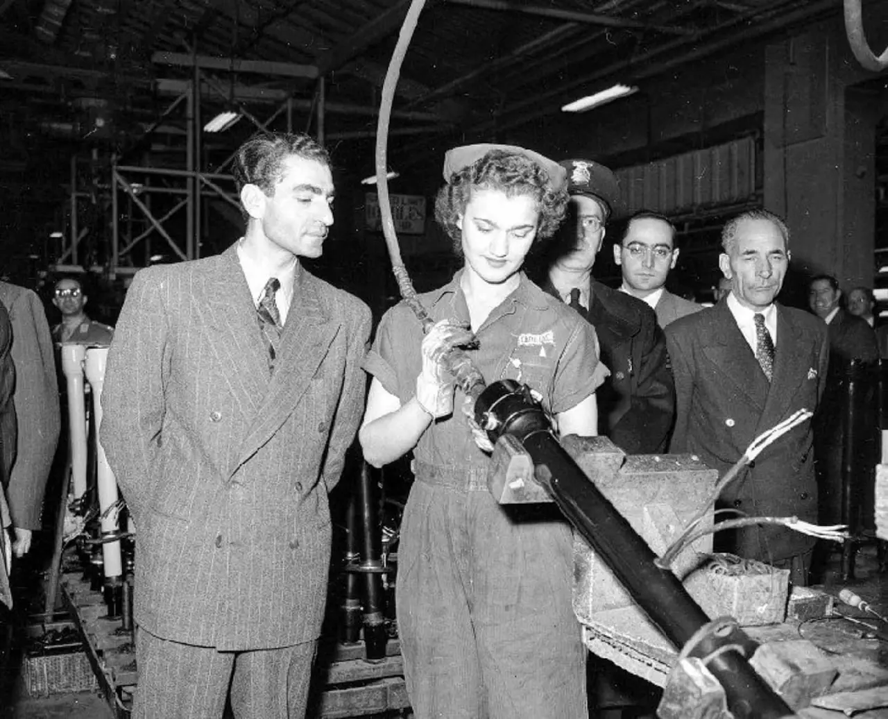 محمدرضا پهلوی در حال بازدید کارخانه کرایسلر