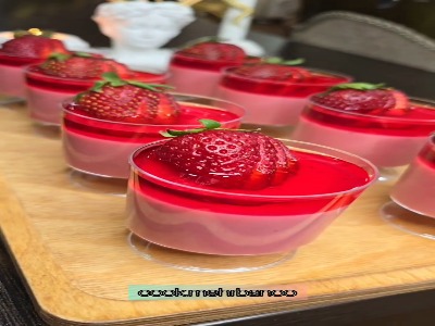 دسر توت فرنگی خوش طعم