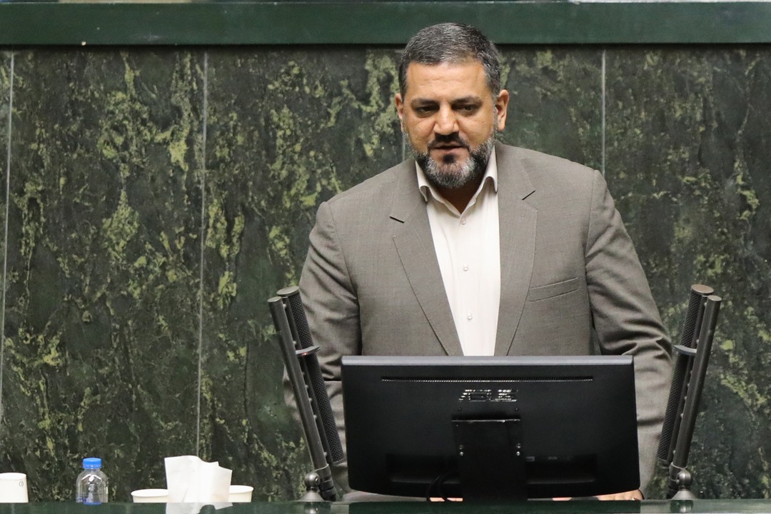 عظیمی‌راد: دولت در آموزش‌وپرورش به‌جای حمایت از معلمان فقط مدرسه می‌سازد