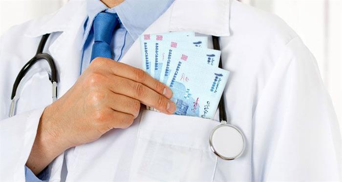 افشاگری تلخ نماینده مجلس: مردم برای دادن زیرمیزی به پزشکان دنبال وام هستند