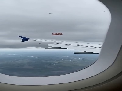 لحظه وحشتناک برخورد صاعقه با بالن مسافربری