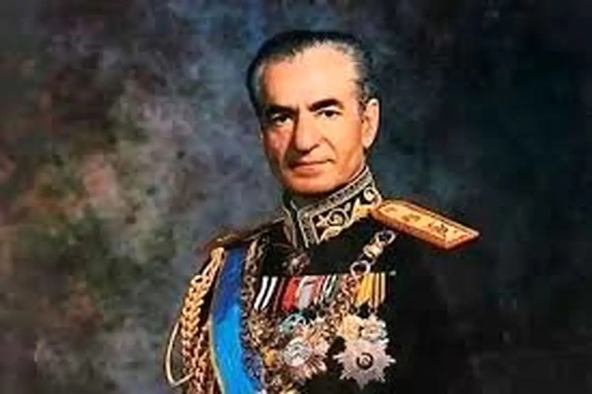 سفر در زمان؛ «محمدرضا پهلوی» پس از جدایی از ثریا در حال تماشای آلبوم عکس؛ سال ۱۳۳۷