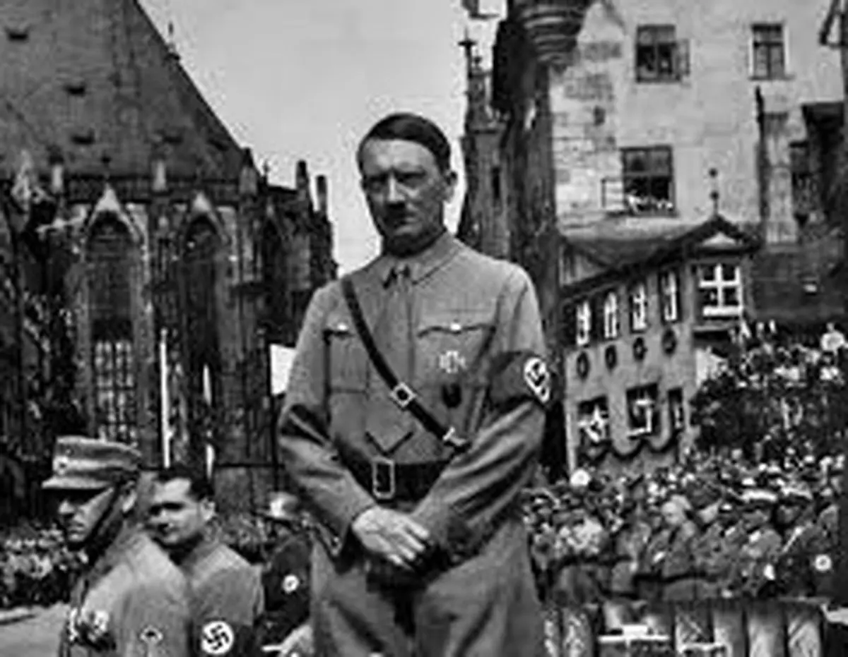 سفر در زمان؛ «آدولف هیتلر» در ۳۴ سالگی و در یک گردهمایی؛ سال ۱۳۰۲